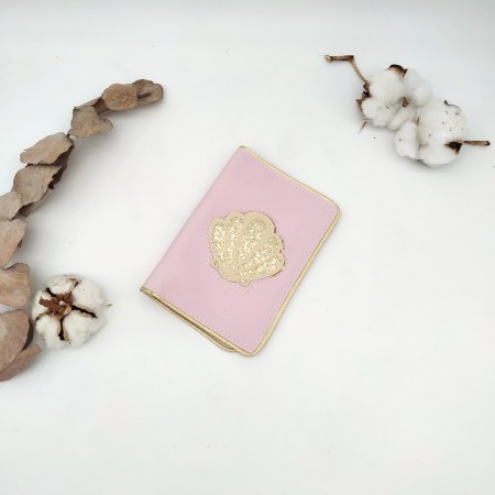 Protège passeport coquillage, rose et beige en cuir végane