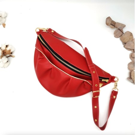 Le sac banane Santa Guilia rouge, en cuir végane à personnaliser