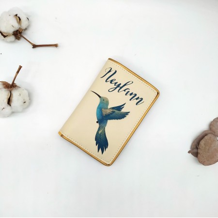 Protège passeport colibri, beige, vert et bleu en cuir végane