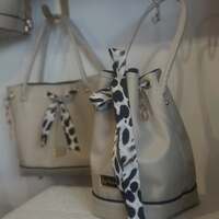 Mercredi… quelle journée 😮💨
Intense, intense, INTENSE.
Taxi pour les enfants 🚗
Rendez-vous médical annuel (impossible à louper) 🩺
Gestion de toutes les activités sportives 🏃♀️⚽
Zéro pause, pas une seconde pour souffler.
Et pourtant…
J’ai quand même réussi à dégager 4 heures de travail 💪
4 petites heures précieuses pendant lesquelles j’ai créé 2 nouveaux sacs à main… et franchement : je les ADORE 😍
La collection pour le live shopping continue donc de s’agrandir ✨
Et croyez-moi… il me reste encore de très belles pépites à vous dévoiler demain 👀💫
📅 Live shopping demain soir ET vendredi soir à 21h
Installez-vous confortablement, ça va valoir le coup 💛
#maman #mamancomblée #madeinfrance