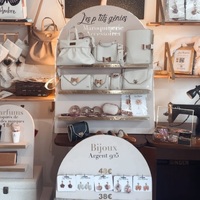 Quelle semaine intense 😮💨🎄✨
La semaine dernière, j’ai eu la chance d’accueillir ma petite stagiaire Laura à l’atelier, et quel bonheur ! Elle m’a énormément aidée à préparer le stand pour les marchés de Noël 🤍
Ensemble, on a imaginé et préparé de nouveaux présentoirs pour la maroquinerie, les bijoux et les porte-clés… et je les adore tellement qu’ils vont aussi rejoindre l’atelier pour l’aménagement de mon petit showroom 😍
Maintenant, place à la dernière ligne droite : les dernières commandes de Noël sont en cours 🎁✂️
Il me reste encore quelques créations à finaliser et je peux accepter 2 à 3 commandes maximum pour une livraison garantie avant Noël ⏳
À noter également :
J’ai du stock de parfums pour hommes, femmes et parfums d’ambiance disponibles pour un envoi immédiat, sur simple demande ✨
N’hésite pas à me contacter en message privé si tu veux en profiter 🤍
#maman #marchédenoël #mamancomblée